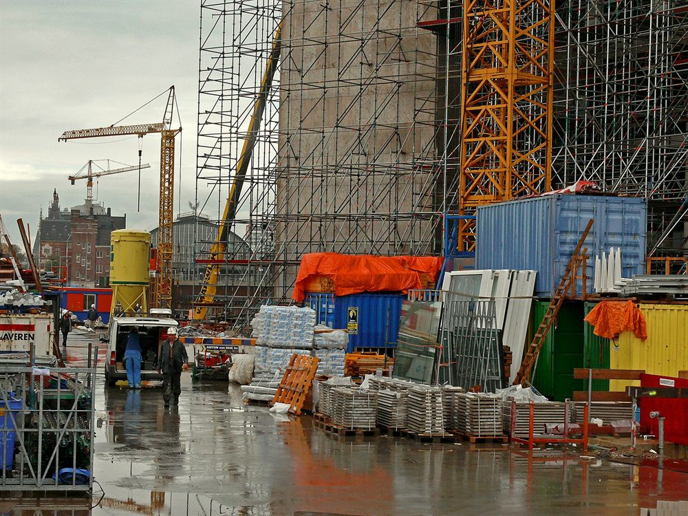 Gedung yang masih dalam tahap konstruksi dengan perancah
