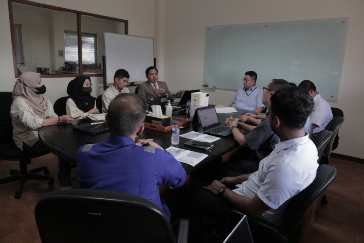 Tim bisnis berdiskusi dalam rapat di kantor